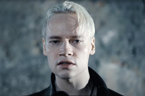 Известная певица раскрыла правду про поцелуй SHAMANa — форменное домогательство