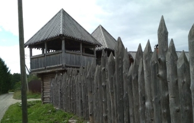 Почему русские ставят заборы с древних времен, а в Европе не огораживают участки