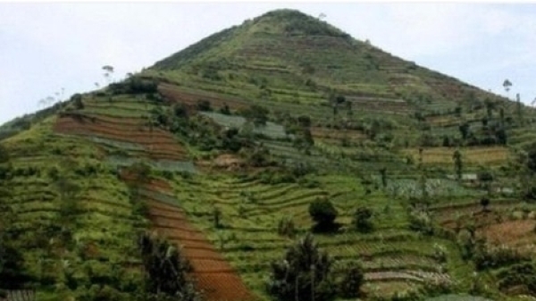 Индонезийская пирамида Гунунг-Паданг выше египетской в 1,3 раза а старше в 5